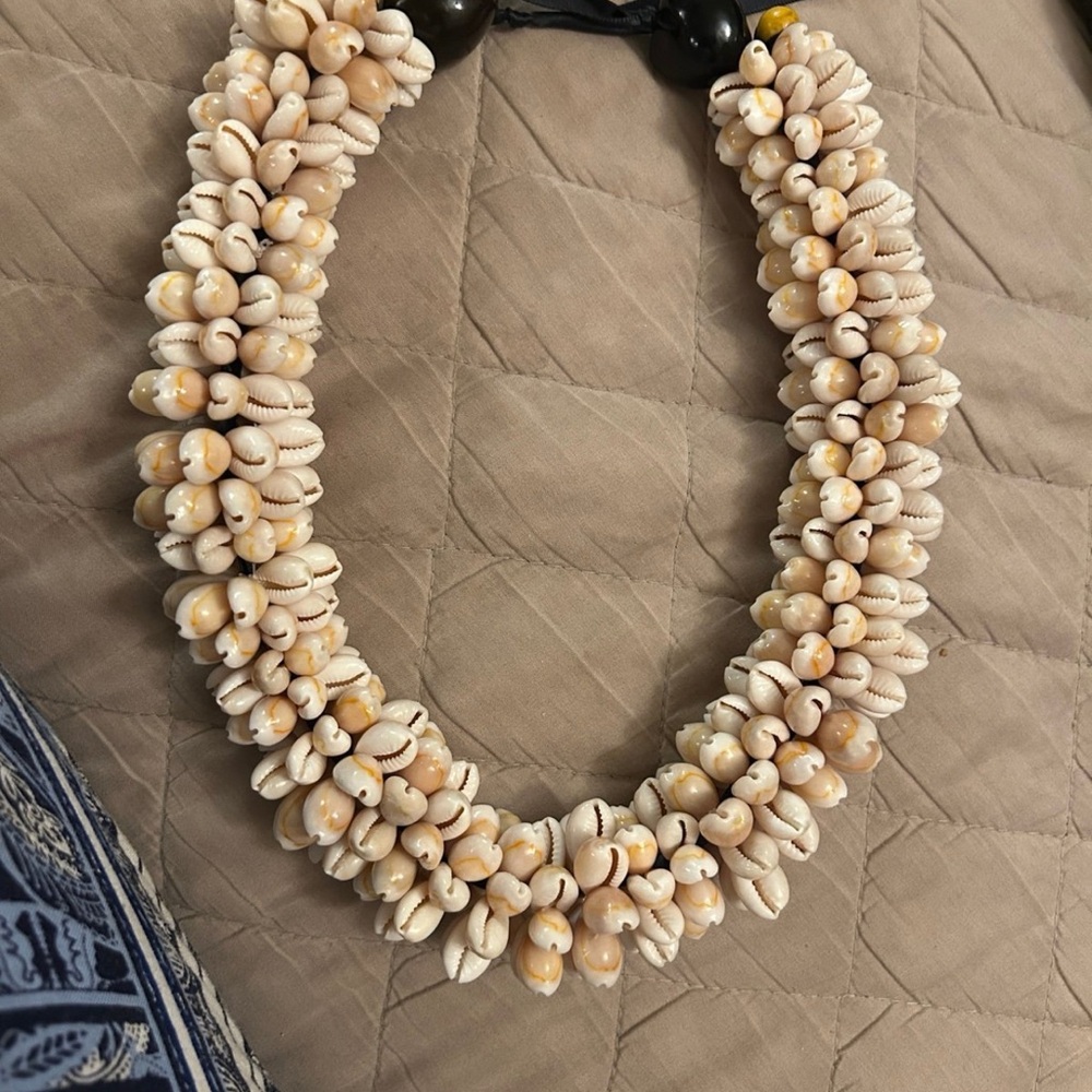 Seashell lei po'o  "Hawaiian headband made of seashells"